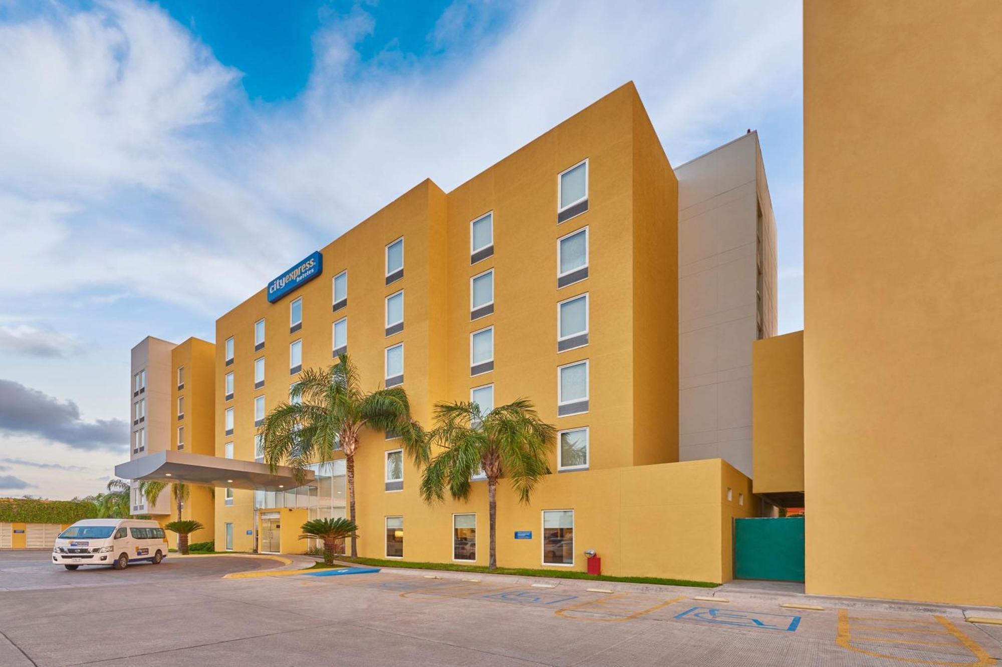 Hotel Express By Marriott Mazatlán